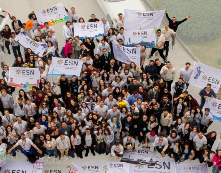 Volontari ESN Milano-Bicocca insieme durante un evento